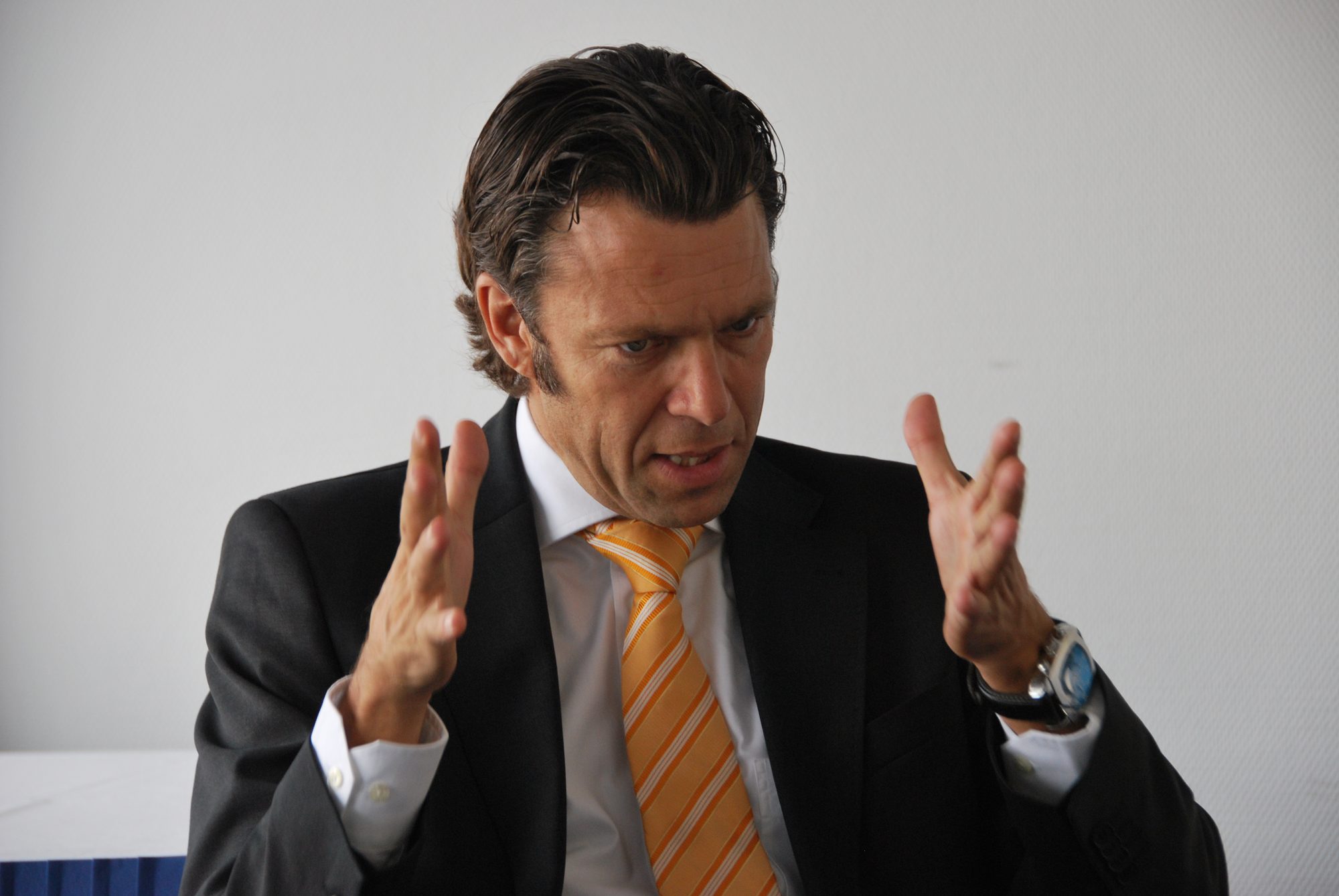 Urs Meier gestikuliert mit beiden Händen während eines Vortrags
