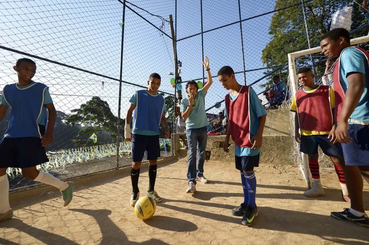 Kinder spielen Fussball in einer Favela